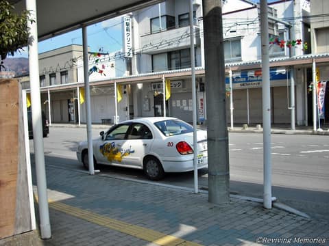 高田駅前通りと高田自動車学校教習車（1/1）(2010年3月18日)