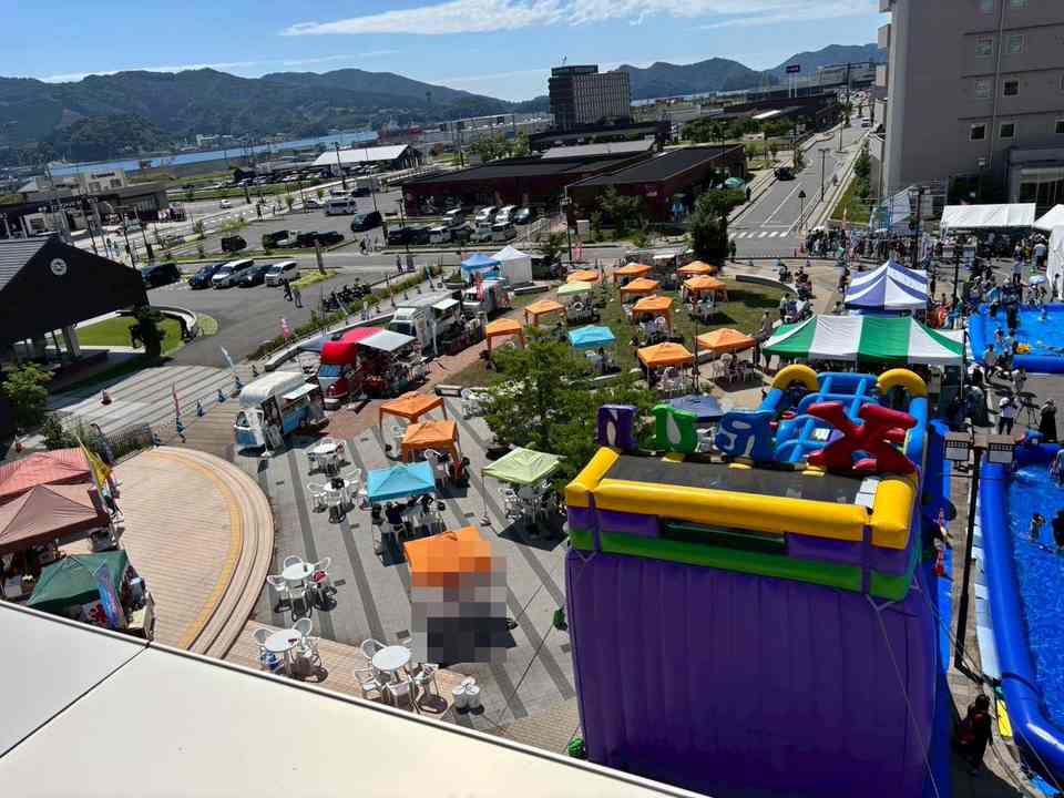 プールやテント、大型遊具が並ぶ会場の俯瞰